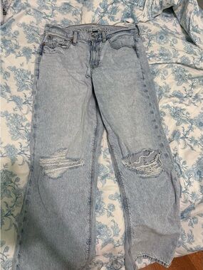 Light Wash Distressed Women’s Jeans